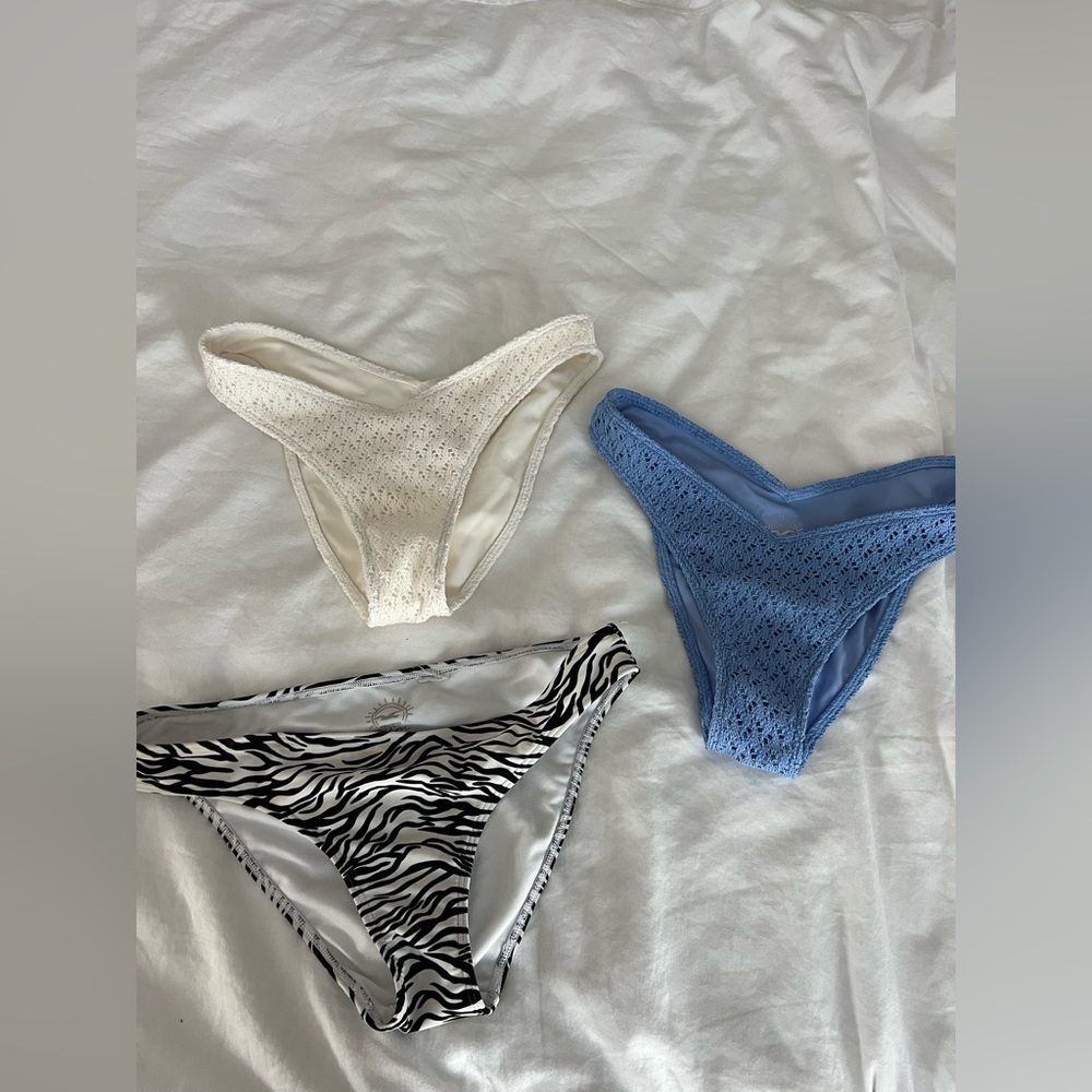 Hollister Swimsuit Bottom Bundle (Size Small)